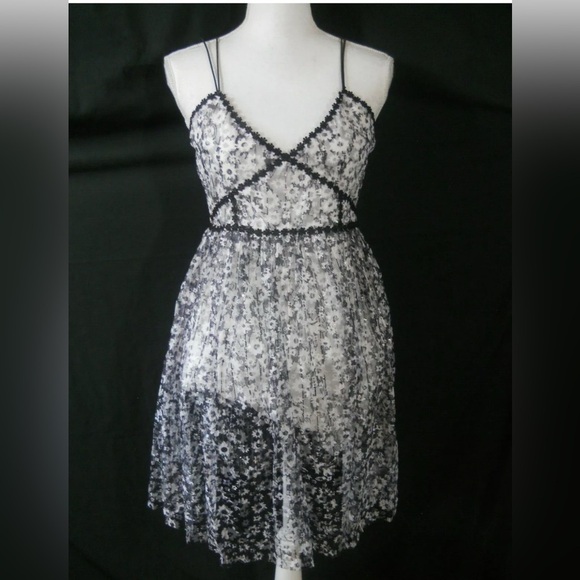 Romeo + Juliet Couture Blackwhite Floral Iridescent sequin mini dress (Size S) - Picture 4 of 11